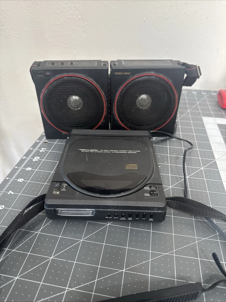 ALTAVOCES ESTÉREO CON ALIMENTACIÓN REALISTAS USADOS EN EXCELENTE ESTADO, PAR cuadrado con reproductor de CD Foto 1 de 4