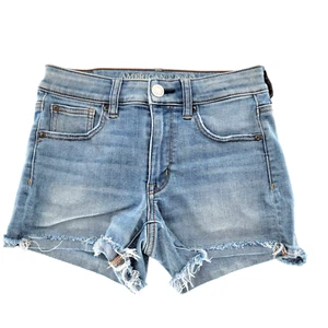 Pantalón corto American Eagle Hi Rise 4 (26x3,5) denim lavado claro con puños dobladillo crudo - Imagen 1 de 5