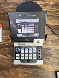 ZOOM V3 Gesangsprozessor Sprachwechsler Voice Effects Multi-Effekt 4 AA mit Box Kostenloser Versand - Bild 1 von 6