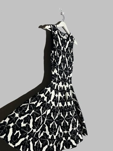 Abito Alexander McQueen senza maniche aderente e svasato motivo edera taglia XS