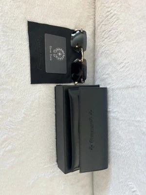 Lujosas gafas cromadas elevan tu look con estas icónicas diseños góticos Foto 1 de 4