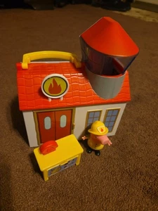Peppa Pig Firehouse Little Places Playset - Fire House W/ Peppa Figure Complete - Picture 1 of 2