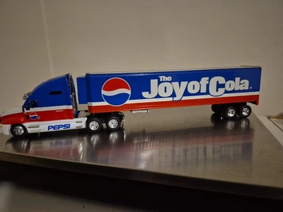 Remolque semi tractor Liberty Classics Kenworth T2000 fundido a presión Pepsi 1:64 Foto 1 de 4
