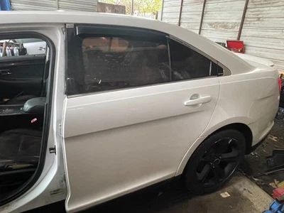 Conjunto de puerta lateral izquierda conductor trasero Ford Taurus 2010-2019 blanco UG OEM Foto 1 de 4