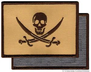 PIRATENFLAGGE PATCH JOLLY ROGER Totenkopf hellbraun Calico Jack mit Klettverschluss® Markenverschluss - Bild 1 von 1