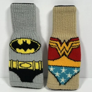 2 maglioni collo lungo bottiglia accogliente Koozies Freaker USA DC Batman Wonder Woman + - Foto 1 di 16