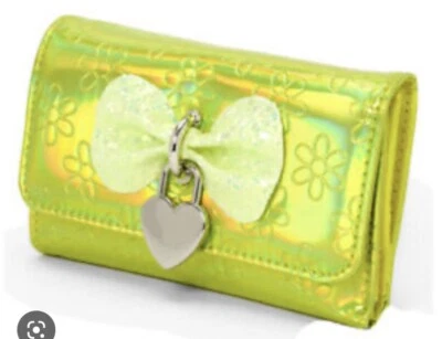 Cartera con lazo medallón corazón brillo floral verde amarillo neón Claire’s Foto 1 de 4