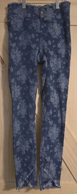 Pantalones de mezclilla florales ajustados en tonos  Foto 1 de 4