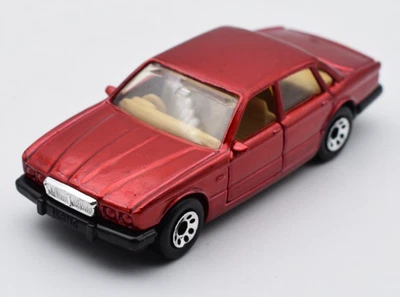 Matchbox Superfast Jaguar XJ6 rosso. Porte da aprire. Made in Macao - Immagine 1 di 4