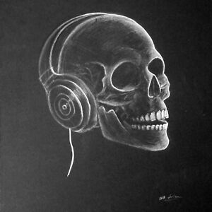 Crâne musical os avec casque crayon blanc dessiné à la main sur papier noir