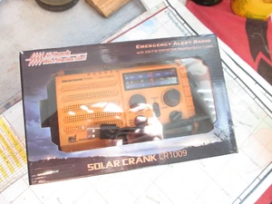NEW Solar Crank CR1009 NOAA Emergency Weather Alert Radio AM FM SW C54 - Picture 1 of 5