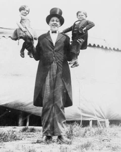 Giant Man Holding Midgets Sideshow 1920s 8x10 Reprint Of Old Photo - Picture 1 of 1