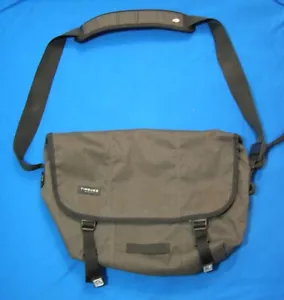Bolso de hombro Timbuk2 talla M pegado en el medio contigo gris sostiene computadora + - Imagen 1 de 5