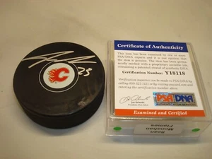 Disco de Hockey Calgary Flames firmado por Sean Monahan autografiado PSA/ADN Certificado de Autenticidad 1C - Imagen 1 de 5