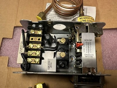 Johnson Controls P28AA-10C Oil Failure Cutout Control 8-70psi 120/240v-ac - Image 1 of 4