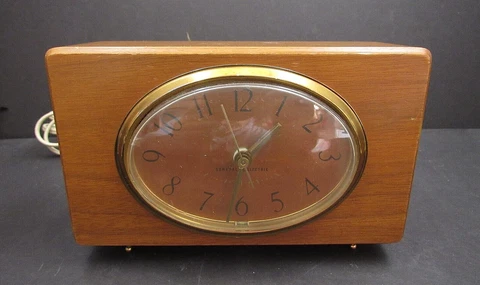 GE General Electric Clock Solid Walnut Wood Table Model 7275A Tested Cover