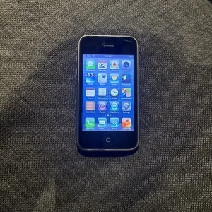 Apple iPhone 3GS - 8GB - Black (locked to Tesco Mobile) A1303 (GSM) - Picture 1 of 7