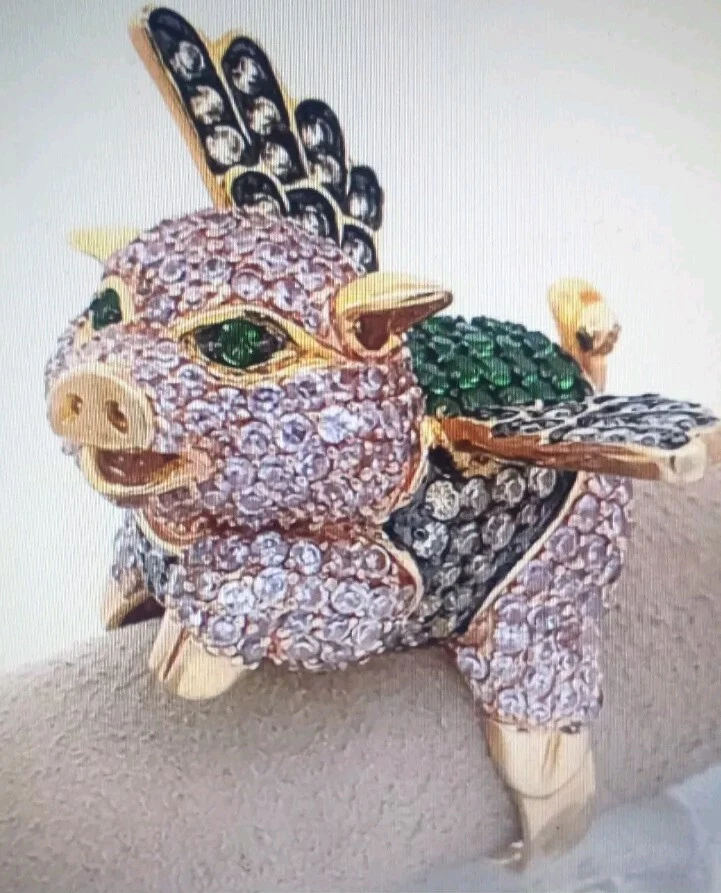 Absolutely Fabulous NOIR Pave CZ Flying Pig Pink/ Green Yellow Gold Plated Ring  - Imagem 1 de 4