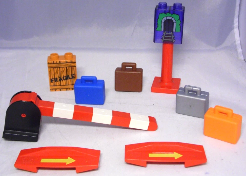 LEGO DUPLO Zubehör Eisenbahn Schranke Richtungswechsler 4 Koffer Schild  #12 - Bild 1 von 1