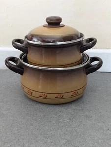2x Cacerolas vintage esmaltadas de mediados de siglo con tapas y asas - Utensilios de cocina retro - Imagen 1 de 24