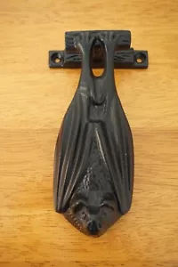 Rustikaler Gothic Gusseisen Fledermaus Türklopfer Halloween Spukhaus Wohndeko NEU - Bild 1 von 7