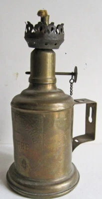 LAMPE D'ÉCLAIRAGE À ESSENCE. feutrée. Ancienne en laiton. - Photo 1/4