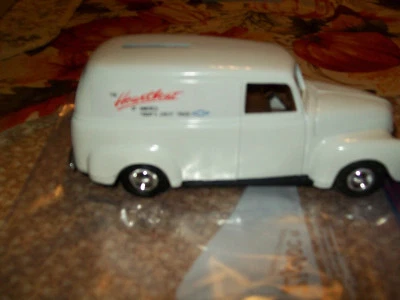 Ertl #9873 1950 Chevy Panel Van "The Heartbeat of America" Diecast Coin Bank #1 Foto 1 de 4