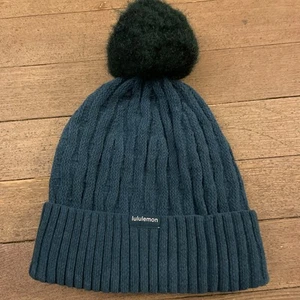 Lululemon Wintermütze Zopfmuster Bommelmütze türkis SMTL 50195 - Bild 1 von 4
