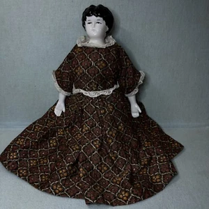 Antike Stoffkörper Porzellan Puppe - schwarze Haare, nicht passende Hände, handgefertigtes Kleid - Bild 1 von 18