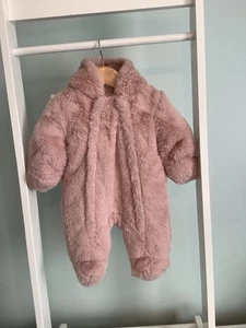 GEORGE BABY MÄDCHEN NEUGEBORENE ROSA FLEECE DICKER KINDERWAGEN SCHNEEANZUG KOMBIPOSTEN - Bild 1 von 5