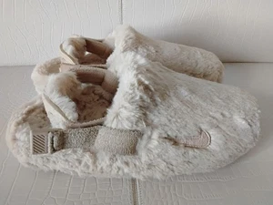 Nike Calm Pantolette SE NA "Sanddrift Fur" beige FZ3119-100 Damengröße 7 NEU - Bild 1 von 7