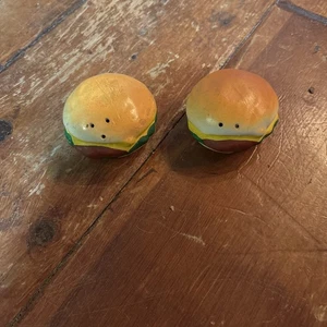 Keramik Cheeseburger Salz & Pfefferstreuer - Bild 1 von 1
