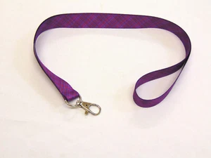 Ein atemberaubendes hellviolettes Tartan Halsband Schlüsselband für Ausweisschlüssel etc. Hergestellt in UK. - Bild 1 von 7