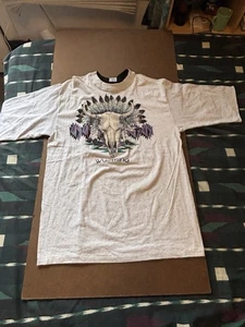 Vintage 90s Single Stitch Delta Native Skull Tribal Wyoming '92 T-Shirt Size 2XL - Bild 1 von 14