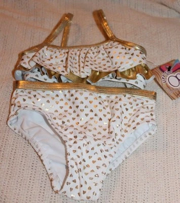 NUEVO CON ETIQUETAS NIÑAS OP OCEAN PACIFIC 2 PIEZAS TRAJE DE BAÑO BLANCO CON VOLANTES CORAZONES DORADOS CONCURSO Foto 1 de 3