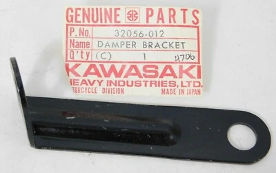 1 Nuevo de Lote Antiguo Original 1969-1971 Kawasaki 500 H1 Mach III Soporte OEM 32056-012 Pieza Nueva Foto 1 de 3