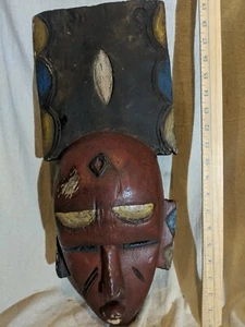 Lebendige Burgunder Maske mit tollen geschnitzten Details — authentische afrikanische Holzkunst - Bild 1 von 8