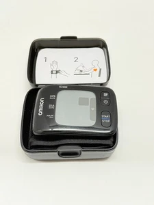 Monitor de presión arterial de brazo superior Omron serie 7 BP6350 con estuche - Imagen 1 de 7