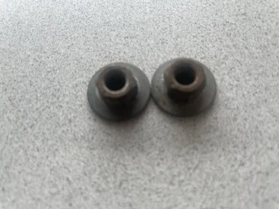 1998-2003 MERCEDES-BENZ ML320 ~ 2 PORCAS DE SUPORTE DE FAROL DE NEBLINA INFERIORES ~ A1636200531 - Imagem 1 de 3