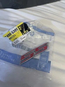 2016-2018 CAMARO RED "SS" TRUNK EMBLEM NEW GM Trunk Compartment Lid - Picture 1 of 2