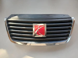 2006 2007 SATURN VUE CHROME MOLDING / BLACK UPPER GRILL AND EMBLEM GRILLE - Bild 1 von 3