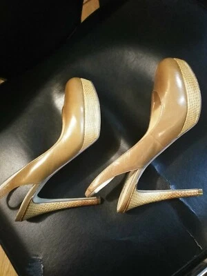 Zapatos de salón Guess Carmel con plataforma de cuero marrón talla 9 Foto 1 de 4