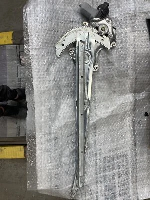 REGULADOR VENTANA PUERTA LATERAL DERECHA TRASERO TOYOTA HIGHLANDER CON MOTOR OEM 2014-2019 Foto 1 de 4