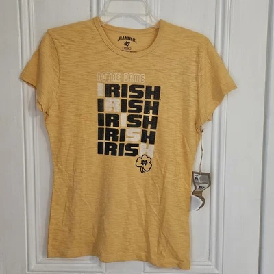 Nueva con etiquetas Camiseta básica Banner '47 mediana Notre Dame amarilla irlandesa Scrum para mujer Foto 1 de 4
