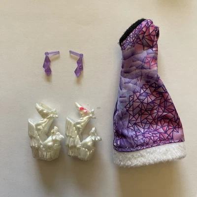 Muñeca Monster High Abbey Bominable Scaris City of Frights VESTIDO Zapatos Pendientes Foto 1 de 2