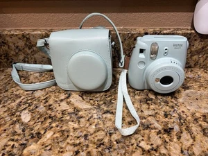 Fujifilm Instax Mini 9 fotocamera pellicola istantanea blu ghiaccio con cinturino (testata, funzionante) - Foto 1 di 5