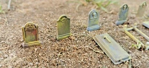 H0 Grabsteine Kreuze 1:87 Friedhof Kirchen Gräber Gruft 13-teiliges Set BEMALT - Picture 1 of 7