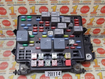 2003 2004 2005 CHEVROLET SILVERADO ENGINE FUSE RELAY BOX 15201928 OEM - Image 1 of 4