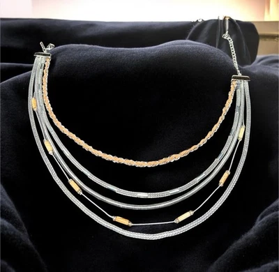 Colar de cinco fios White House Black Market tom prata cristais de camurça e cortiça - Imagem 1 de 4