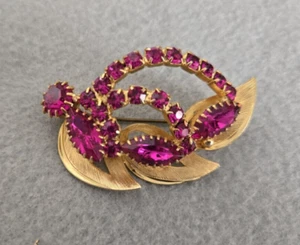 Vintage Fuchsia Pink Rhinestones Over Smooth Gold-Tone Leaflets Jewelry Pin - Picture 1 of 4
